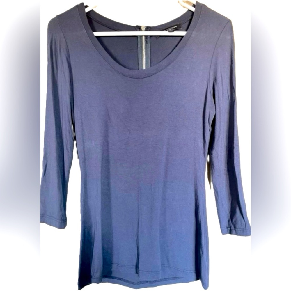 Green Envelope Los Angeles shirt with 1/4 zip in back. Womenโs size XS